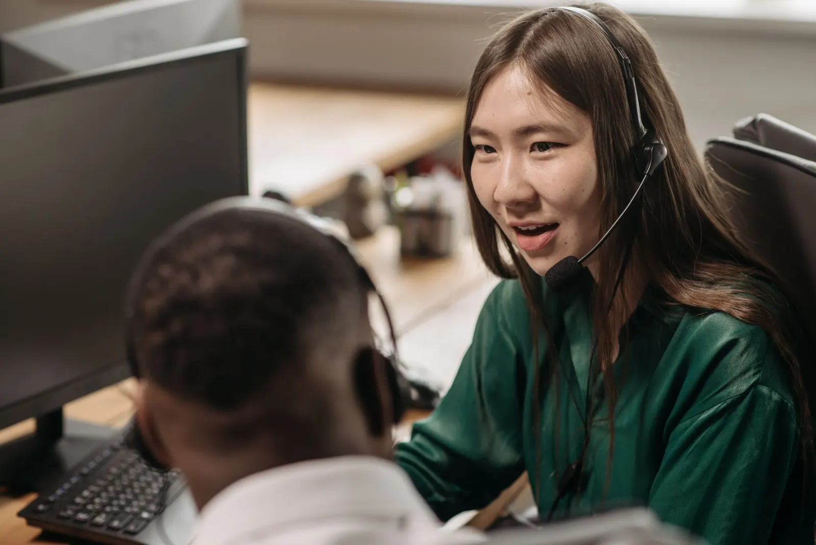 Agent talking with a customer at a laptop